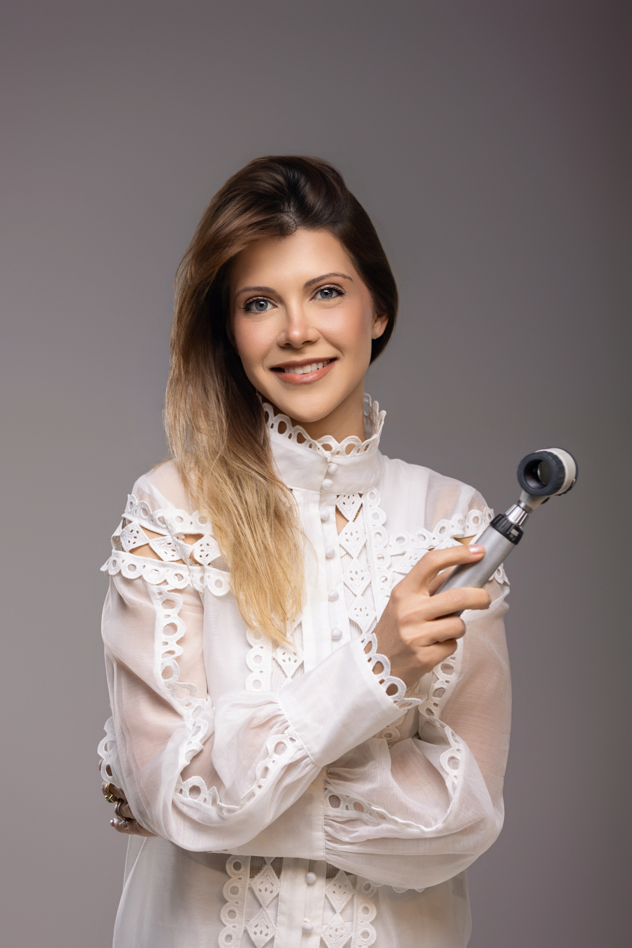 Dra. Nathalie Henney em atendimento na clínica.