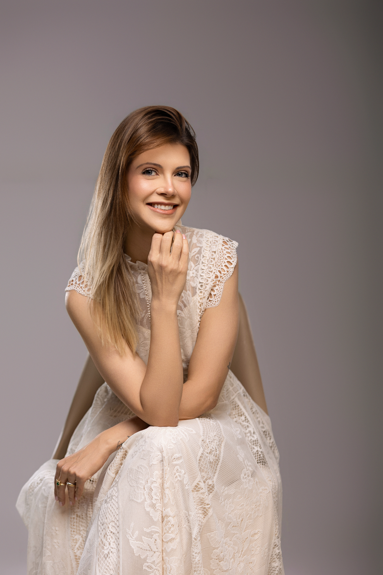 Dra. Nathalie Henney sorrindo em retrato de estúdio.